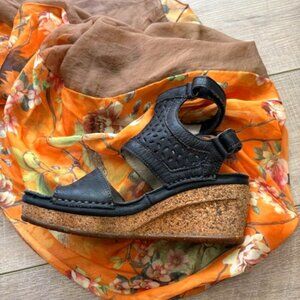 El Naturalista Black Leather Cork Sandals